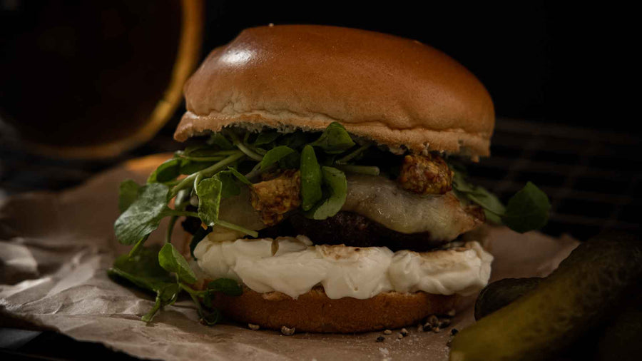 Hamburguesa de Ciervo con queso azul, rúcula y mermelada de tocino