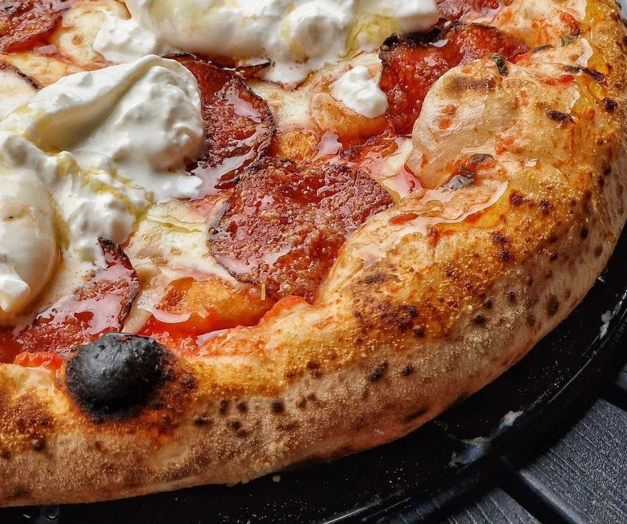 Pizza de Salame de Ciervo, queso azul, rúcula y nueces